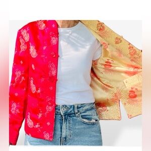REVERSIBLE pink-ish red to gold damask Asian jacket with frog style closures✈️💕